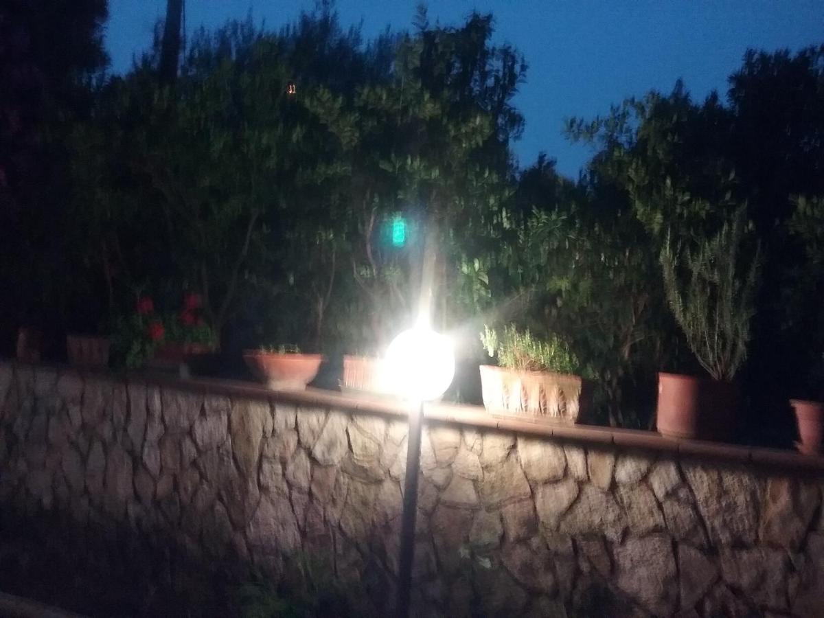 Apartamento Nel Giardino Fiorito Salerno Exterior foto
